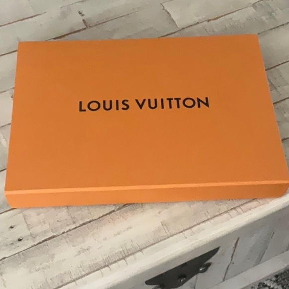 NWOT 100% Cashmere Louis Vuitton Scarf - Picture 7 of 7